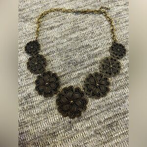 Vintage style golden flowers necklace